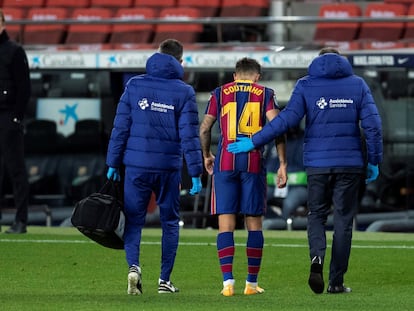 Coutinho, lesionado, se retira del campo ante el Eibar.