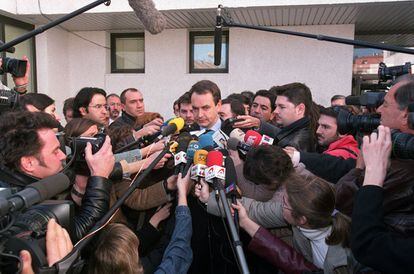 El candidato socialista, José Luis Rodríguez Zapatero, habla a la puerta de su colegio electoral, en Las Rozas (Madrid).