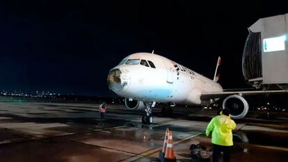 El avión de Latam después de su aterrizaje forzoso en el aeropuerto Silvio Pettirossi, en Asunción (Paraguay), el 26 de octubre de 2022.