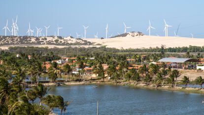 La población de Cumbe, en el noreste de Brasil, rodeada por un parque eólico y complejos turísticos.