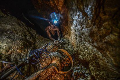 Ender Moreno, de 18 años, busca oro en la mina de La Culebra, en el Estado de Bolívar, Venezuela. Como él, miles de venezolanos trabajan y se juegan la vida en excavaciones clandestinas buscando el metal precioso.