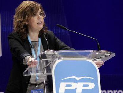 La vicepresidenta del Gobierno, Soraya S&aacute;enz de Santamar&iacute;a, durante su discurso al plenario del Congreso del PP de Madrid.