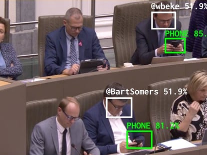 Captura de una imagen de la cuenta de Twitter The Flemish Scrollers donde se ve el porcentaje de certeza que tiene el sistema de inteligencia artificial al detectar una cara y un móvil en las manos de cada diputado.