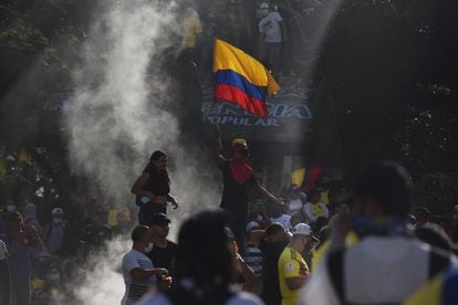 Cientos de personas participan en una nueva jornada de protestas contra la reforma tributaria, mientras se conmemora el Día Internacional de los Trabajadores, este sábado en Cali (Colombia). 