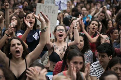 Manifestación estudiantil contra la sentencia del caso de la manada por el centro de la capital catalana.