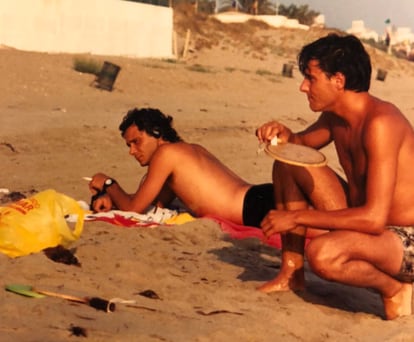 Carlos y Antonio Vega durante unas vacaciones familiares a finales de los setenta.