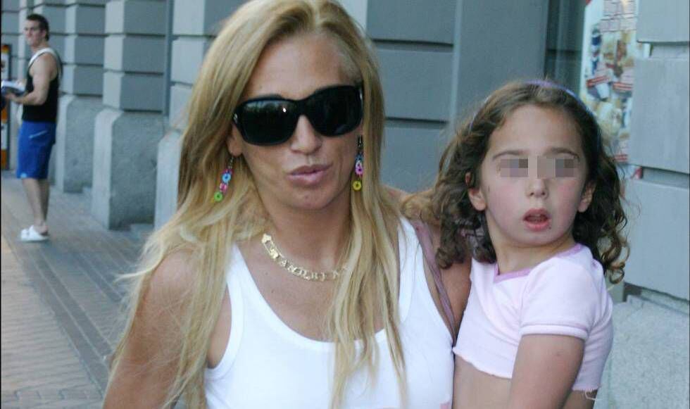Belén Esteban y su hija, en junio de 2004.  