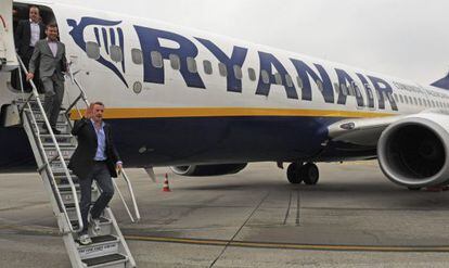 El presidente de Ryanair, Michael O'Leary, baja de un avión.