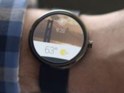 Google presenta un sistema operativo para relojes inteligentes y otros dispositivos para vestir.