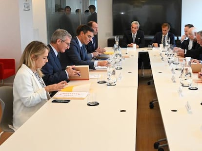 El presidente del Gobierno, Pedro Sánchez, en el encuentro con los inversores estadounidenses en la Oficina Económica y Comercial de España en Nueva York.