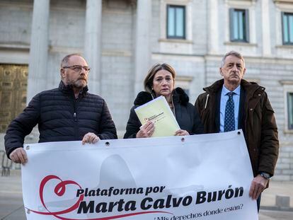 El padre de Marta del Castillo, Antonio del Castillo (Izquierda); Marisol Burón, madre de Marta Calvo, y el portavoz de la progenitora y psicólogo, Mariano Navarro.