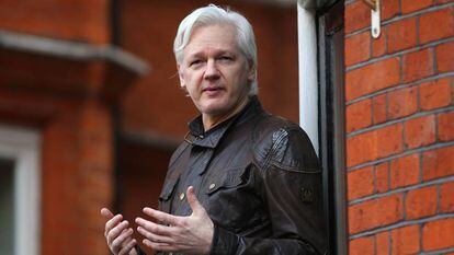 Julian Assange, al que se ha relacionado con las campañas rusas en las redes, habla a los medios desde la Embajada de Ecuador en Londres en mayo pasado.