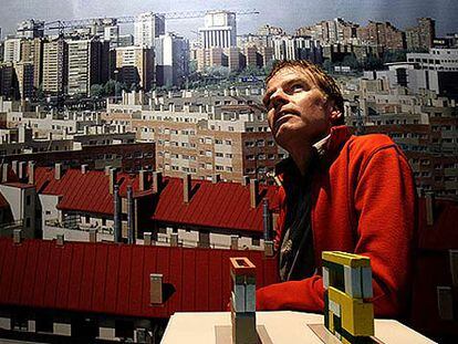 Winy Maas, ante la maqueta del Mirador de Madrid.