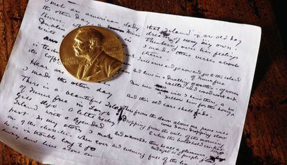 La medalla de oro del Premio Nobel sobre un manuscrito del poeta William Butler Yeats.
