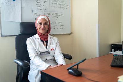 La doctora Nagham Hussein, responsable del programa de antibióticos del Hospital de Cirugía Reconstructiva de Amán, en su despacho.