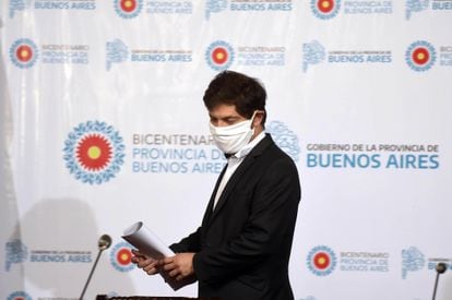 El gobernador de Buenos Aires, Axel Kicillof, se prepara para una rueda de prensa en ciudad de La Plata, el 20 de abril pasado.