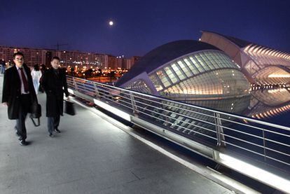 Vista nocturna de la Ciudad de las Ciencias, L'Hemisfèric y el Museo Príncipe Felipe de Valencia.