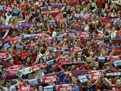 Los aficionados de Osasuna celebran el ascenso en el pabellón Anaitasuna.