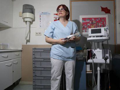 Natalia Lorente, enfermera, en el centro de donación de sangre del Hospital Gregorio Marañon, en Madrid.