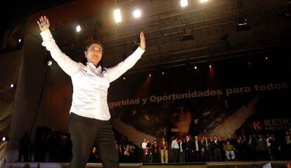 Keiko Fujimori saluda a los presentes durante el cierre de campaña en 2011.