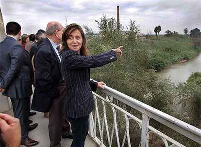 La alcaldesa de Alzira, Elena Bastidas, con otros munícipes de la cuenca del Júcar, ayer en el Pont de Ferro contemplando el río.
