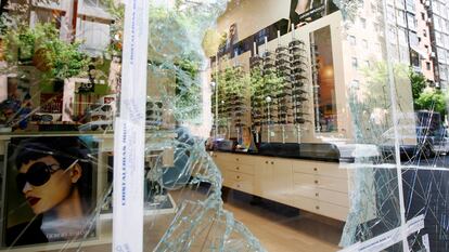 Escaparate de una óptica asaltada por aluniceros en Madrid, en una imagen de archivo.