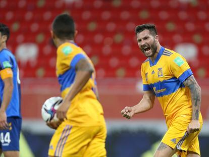 El francés André-Pierre Gignac celebra uno de sus goles.