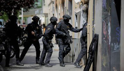 Agents dels Mossos entren en un local del carrer Sant Josep Oriol.