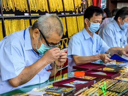 Tienda de compra y venta de oro en el barrio chino de Bangkok.