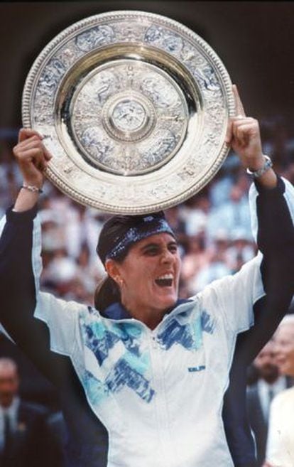 Conchita Mart&iacute;nez, con el trofeo de Wimbledon en 1994