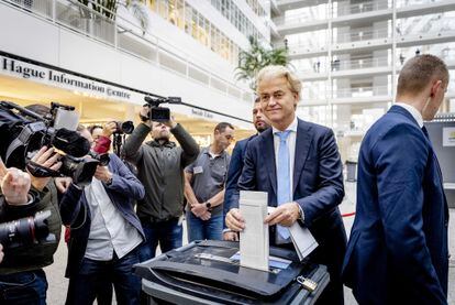 Geert Wilders líder de Partido por la Libertad, ejerce su derecho a voto en las elecciones de Países Bajos, el miércoles 22 de noviembre.