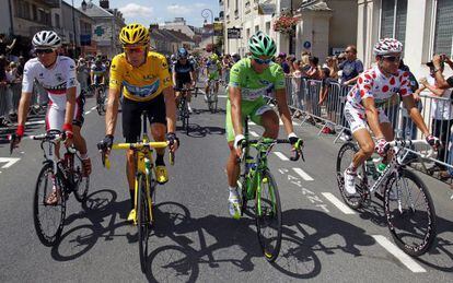 De izquierda a derecha, Van Garderen (mejor joven), Wiggins (maillot amarillo), Peter Sagan (verde) y Thomas Voeckler (rey de la montaña), en la salida de la última etapa.
