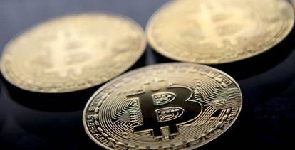 Monedas que simulan bitcoins.