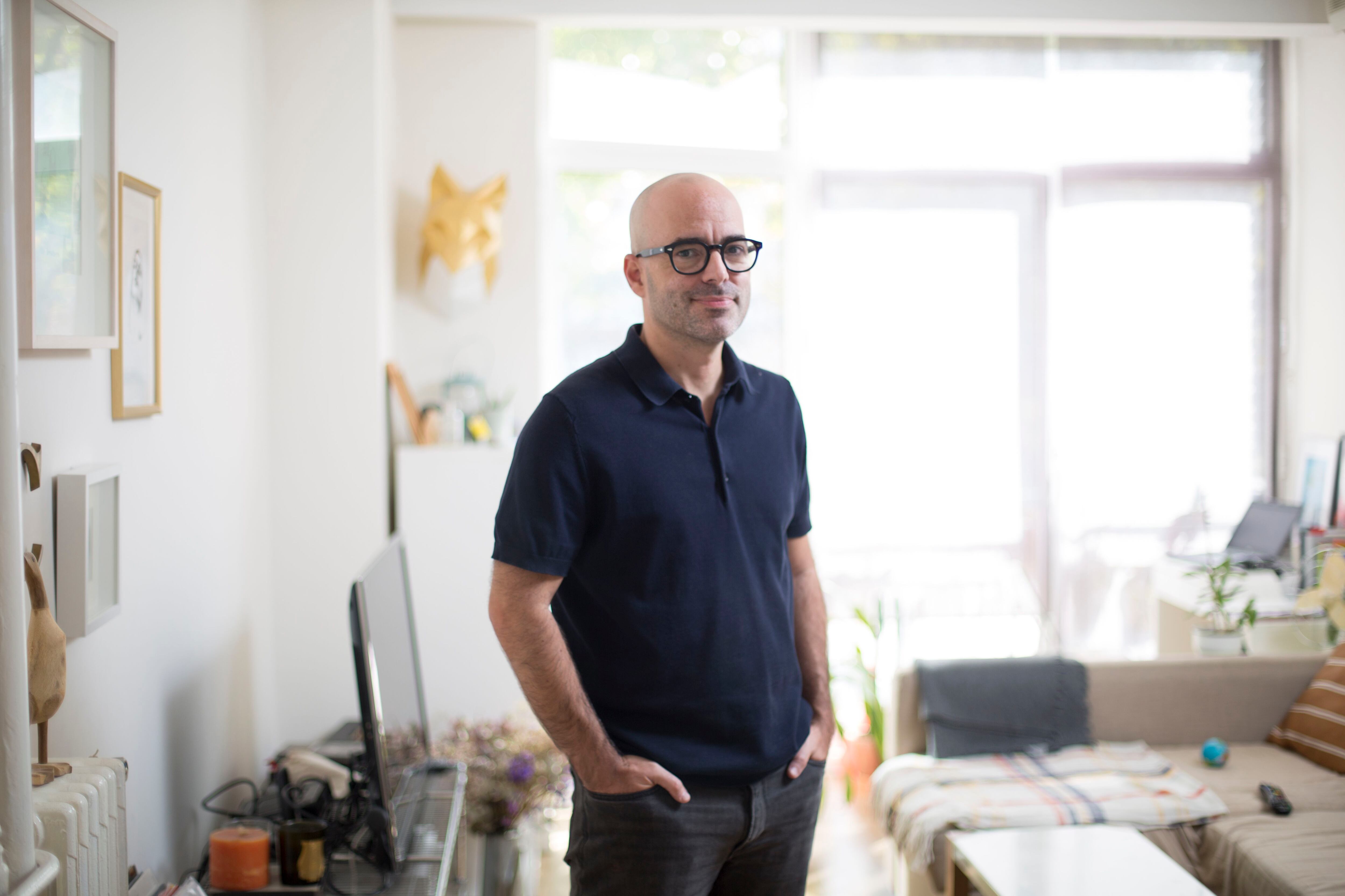 El escritor Rodrigo Terrasa en su domicilio en Madrid, el pasado martes. 