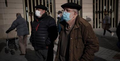 Los pensionistas navarros integrados en las organizaciones Amona, Oneka, Pentsionistak Martxan y Sasoia se han manifestado este lunes en Pamplona