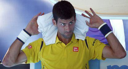 Djokovic se refresca durante un descanso.