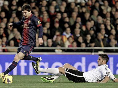 Messi trata de irse de V&iacute;ctor Ruiz.