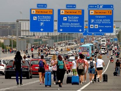 Imagen de octubre de 2019, durante las protestas en el aeropuerto de El Prat organizadas por Tsunami Democràtic. Viajeros afectados por el colapso del aeropuerto caminaban por la carretera de acceso con sus maletas