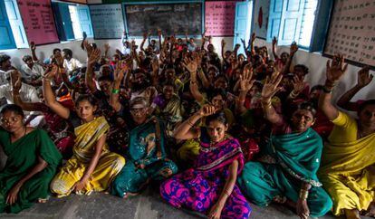 Mujeres de la comunidad de Veekajinipalli levantan la mano cuando se les pregunta si han padecido enfermedades de transmisión hídrica.