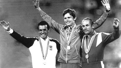 De izquierda a derecha, Llopart, el alemán Hartwig Gauder y el ruso Yvchenko, en el podio de los 50km marcha en los Juegos de Moscú 80.