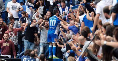 Florin Andone celebra con la grada su gol al Getafe.