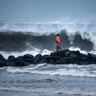 Un salvavidas observa una fuerte ola que llega a la costa debido al huracán Grace, que alcanzó la categoría 2, en Boca del Río, Veracruz, México, el 20 de agosto de 2021.