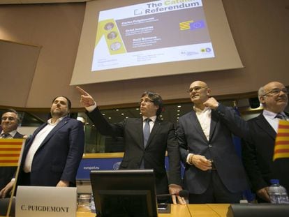 Puigdemont en el Parlamento Europeo junto a Oriol Junqueras y Raül Romeva, en enero de 2017.