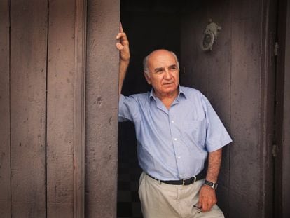 El poeta Francisco Brines, en su casa de Oliva, el 17 de julio de 2003.