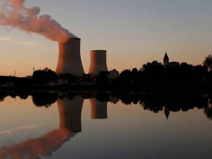 El vapor sale de una torre de refrigeración de la central nuclear de Electricite de France (EDF) en Civaux, Francia.
 