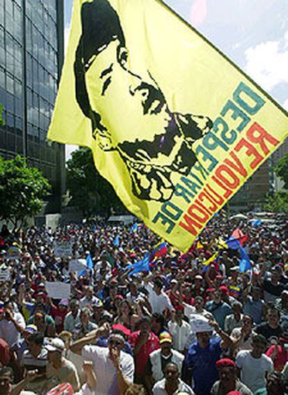 Una multitudinaria marcha en apoyo a Chávez ha recorrido el centro de Caracas.
