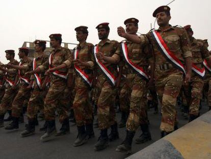 Soldados yemen&iacute;es desfilan este domingo en San&aacute;.