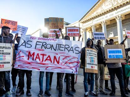 Protesta en el Congreso durante el debate de la ILP, este martes en el Congreso.