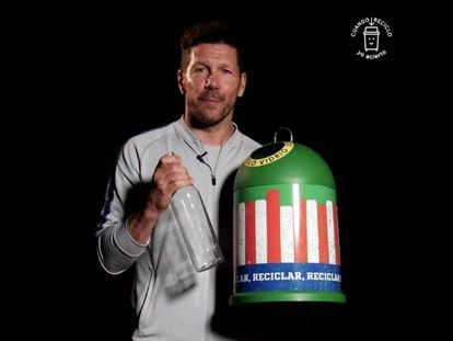 Simeone sostiene una botella de vidrio y un contenedor de reciclaje. En vídeo, imágenes promocionales de la campaña.