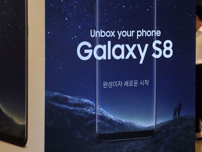 Un hombre camina detrás de un anuncio promocional en la sede de Samsung Electronics en Seúl.